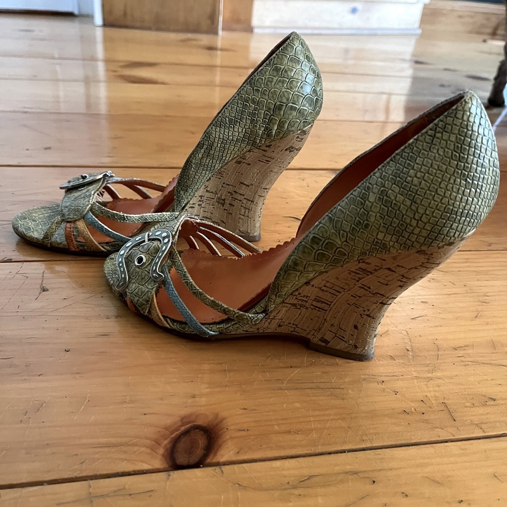 Light green vintage look heels